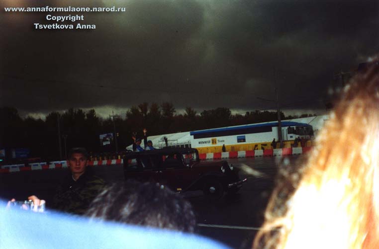 Mild Seven Renault F1 Team в Москве, Воробьевы горы. 18 октября 2003 года. Парад старых автомобилей Renault.